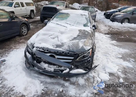 2015 Mercedes-Benz C 300 z USA, uszkodzony, nr VIN 55SWF4JB7FU045803